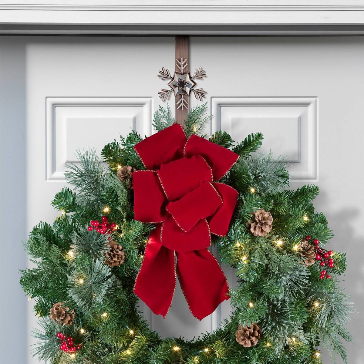How to Make a DIY Christmas Wreath in 7 Steps