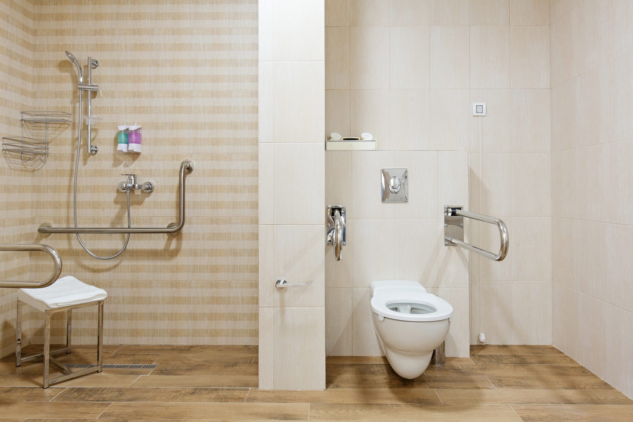 Что следует учитывать при проектировании ванной комнаты, соответствующей требованиям ADA. Семейный разнорабочий