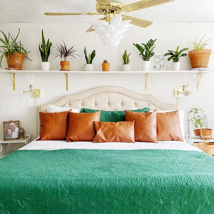 Полка для растений в спальне через Krisreneeautho Instagram.com