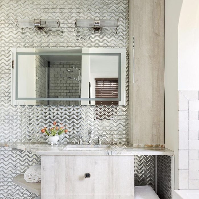Зеркальная настенная плитка для ванной комнаты предоставлена ​​Swatigoorhadesigns Instagram