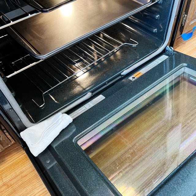 place cloth on oven hinge