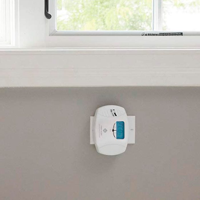 First Alert Dual Power Plug In Carbon Monoxide Detector