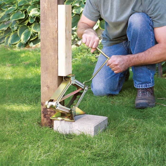 handy hack of using a car jack to get a fence post unstuck