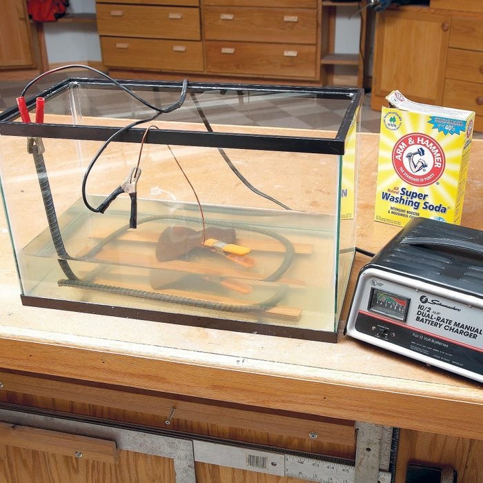 Removing Rust with Electrolysis with a fish tank and baking soda