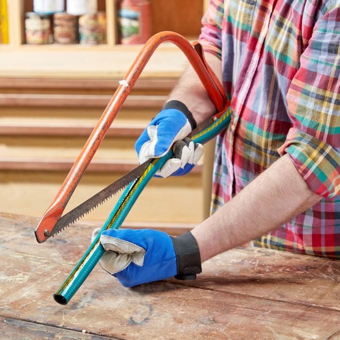 using a garden hose to cover the blades of a hacksaw