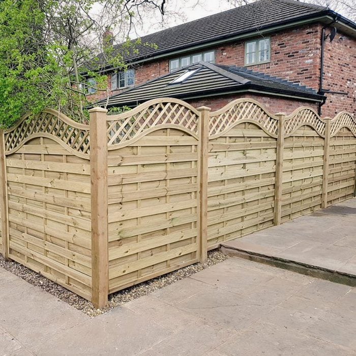 Curved Lattice Top Wood Fence Courtesy @tattonfencing Via Instagram