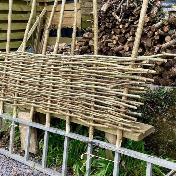 پانل‌های حصار DIY Hurdle با حسن نیت ارائه می‌شود @mill Workers Cottage از طریق اینستاگرام