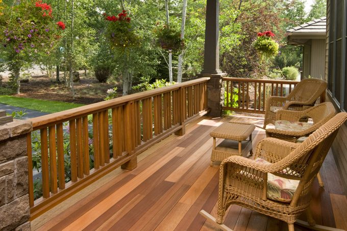 Front deck with wicker chairs