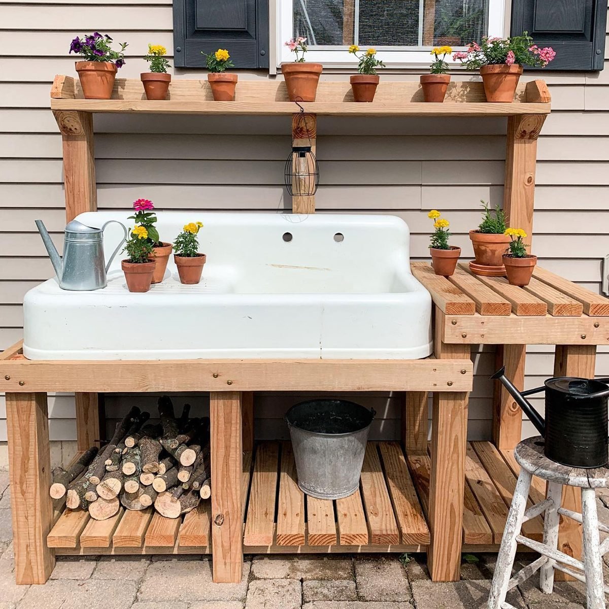 https://www.familyhandyman.com/wp-content/uploads/2023/02/Garden-Bench-Outdoor-Sink-courtesy-@whiterosefarmhouse-via-instagram.jpg
