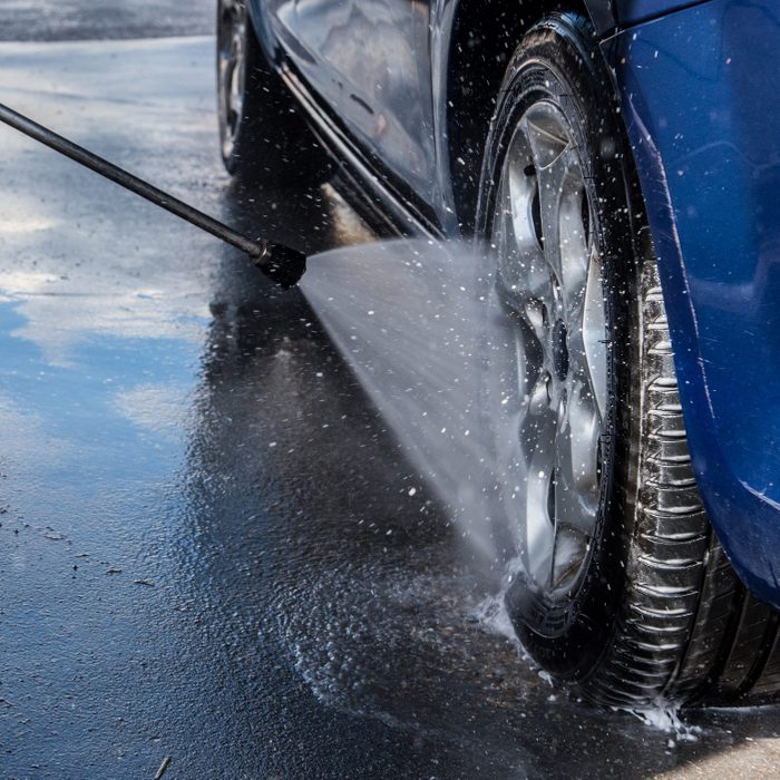Cleaning a car tire with high pressure water