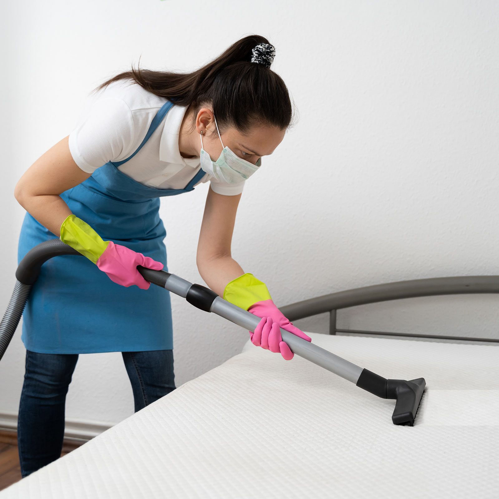Mattress Cleaning Professional vacuums dirty mattress