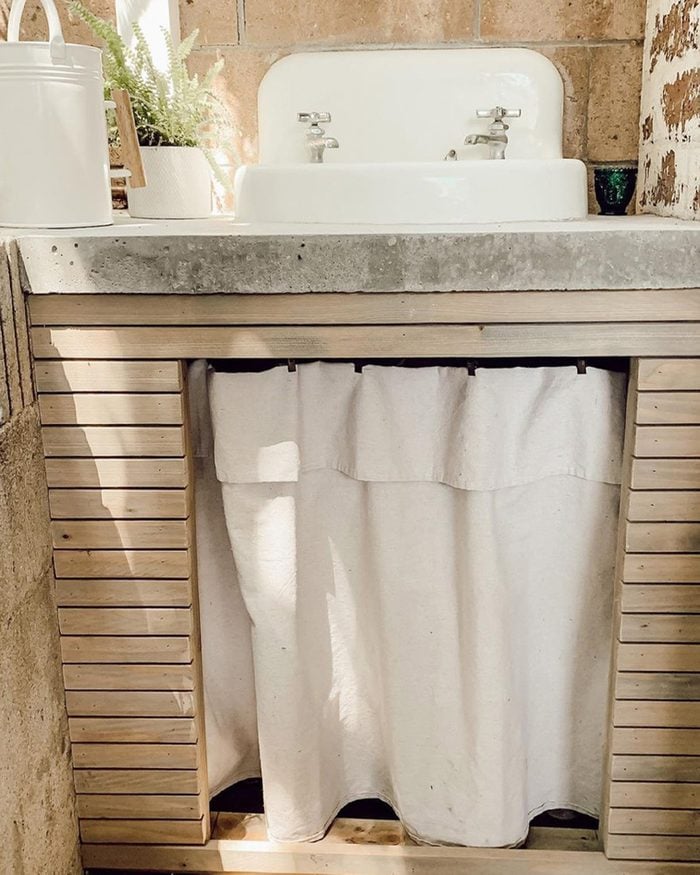 Vintage Style Outdoor Sink Courtesy @fauxfarmfixer Via Instagram