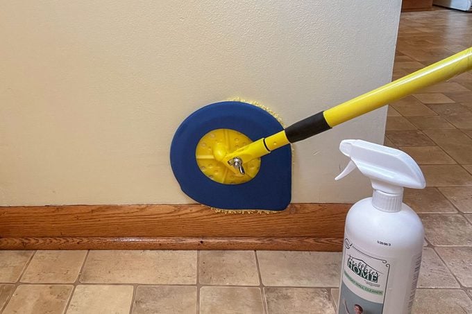 Cleaning wall with wall mop