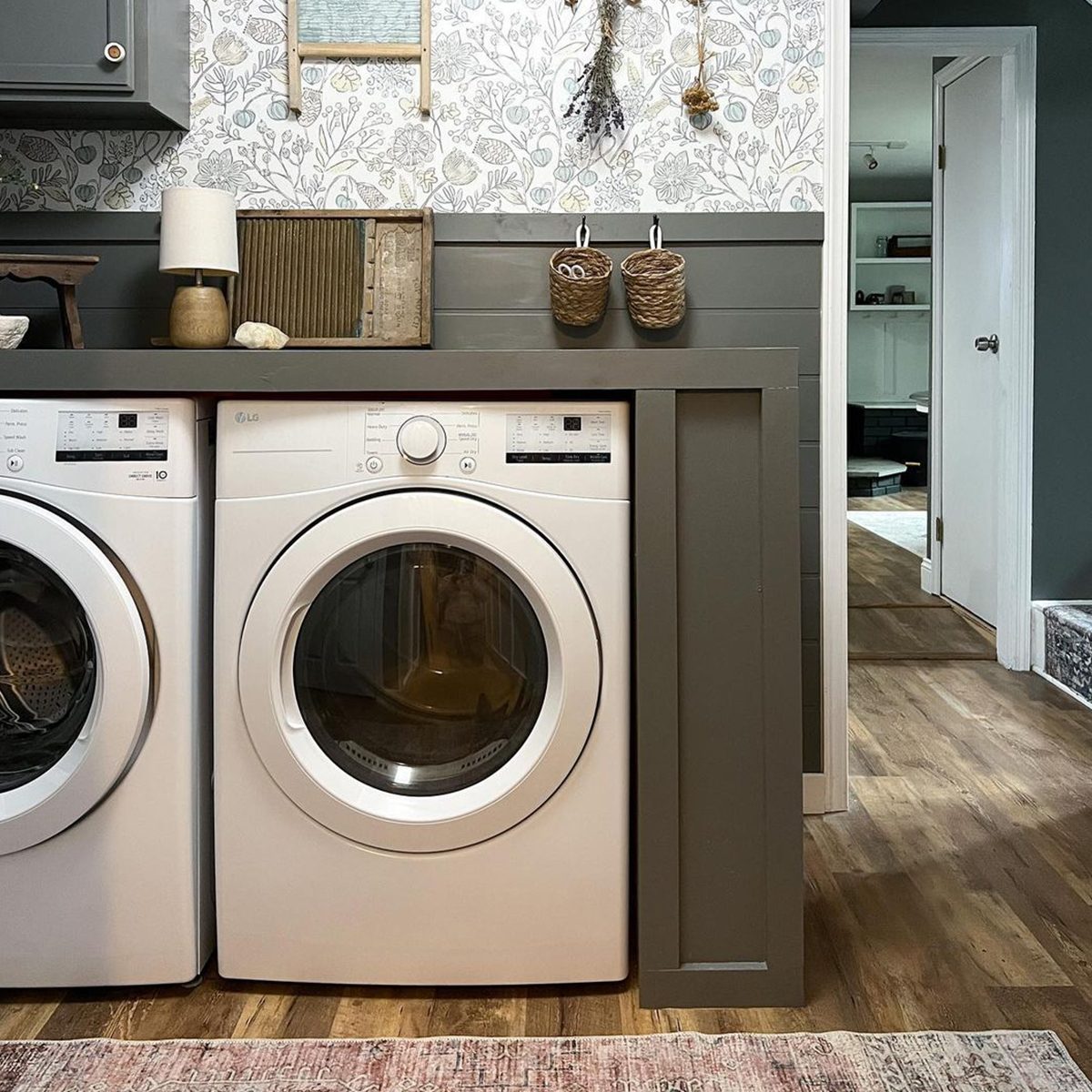 10 Laundry Room Countertop Ideas You'll Love Renter Friendly Plywood Courtsey @justcallmehomegirl Instagram