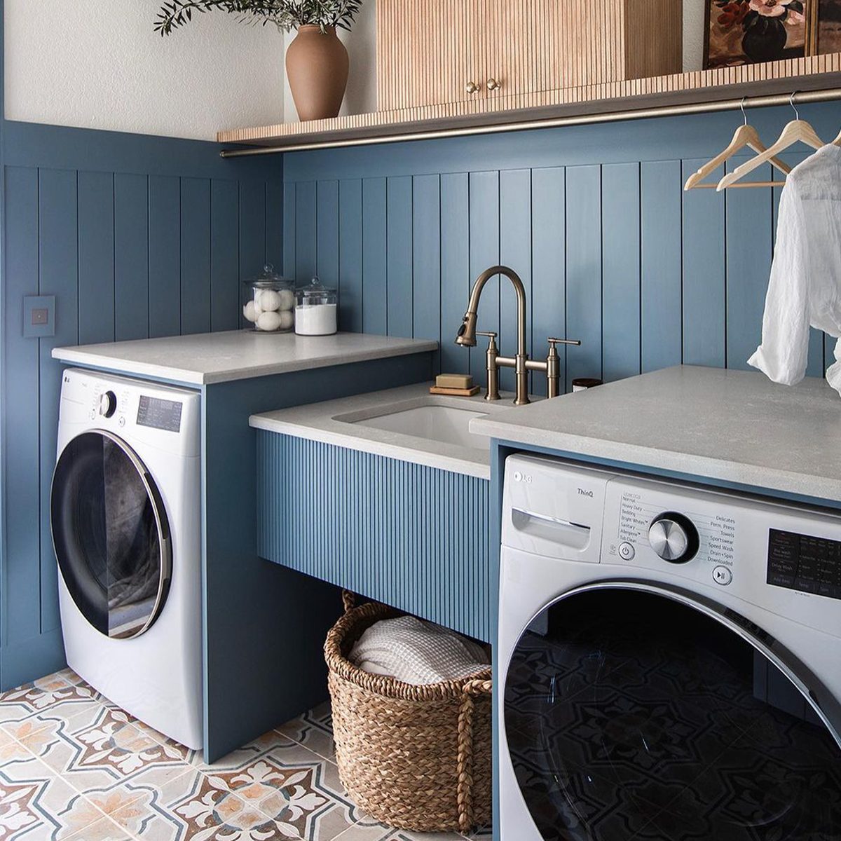 10 Laundry Room Countertop Ideas You'll Love Sleek Stone Courtsey @jennasuedesign Instagram 