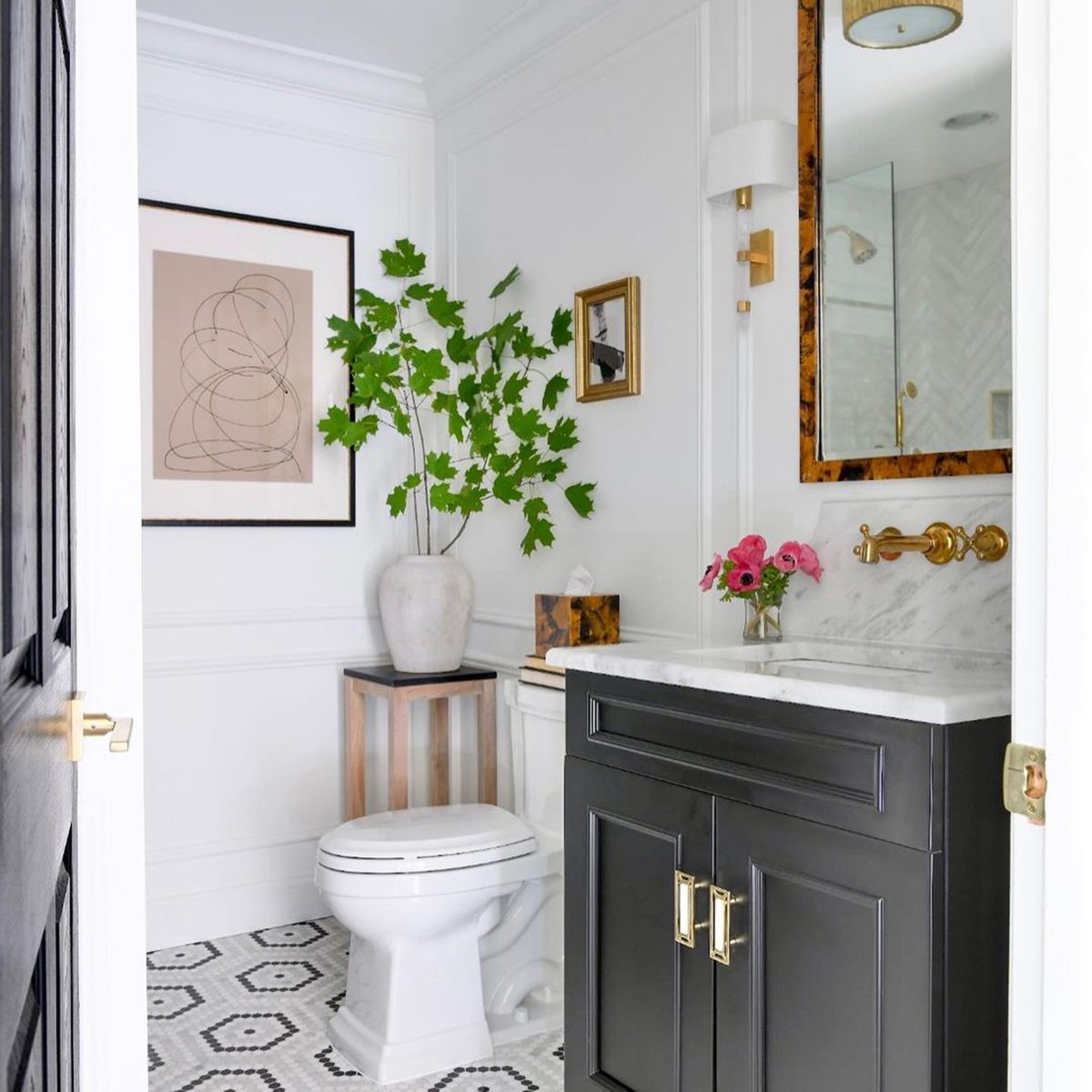 https://www.familyhandyman.com/wp-content/uploads/2023/11/8-Black-and-White-Bathroom-Decor-Ideas_Traditional-Black-and-White-Bathroom-@kbjinteriors-Instagram.jpg?fit=700%2C700