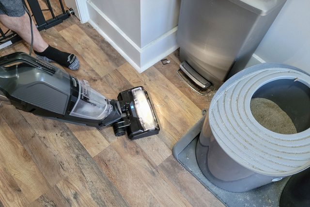 Using vaccum to clean wooden floor