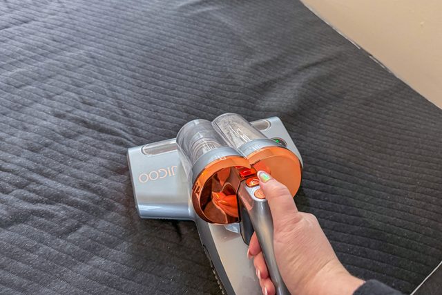 Jigoo Bed Vacuum Cleaner testing
