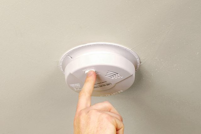 How To Install A Hard Wired Smoke Detector Fhmvs23 Mf 10 31 Installsmokealarm 5 Ss Edit