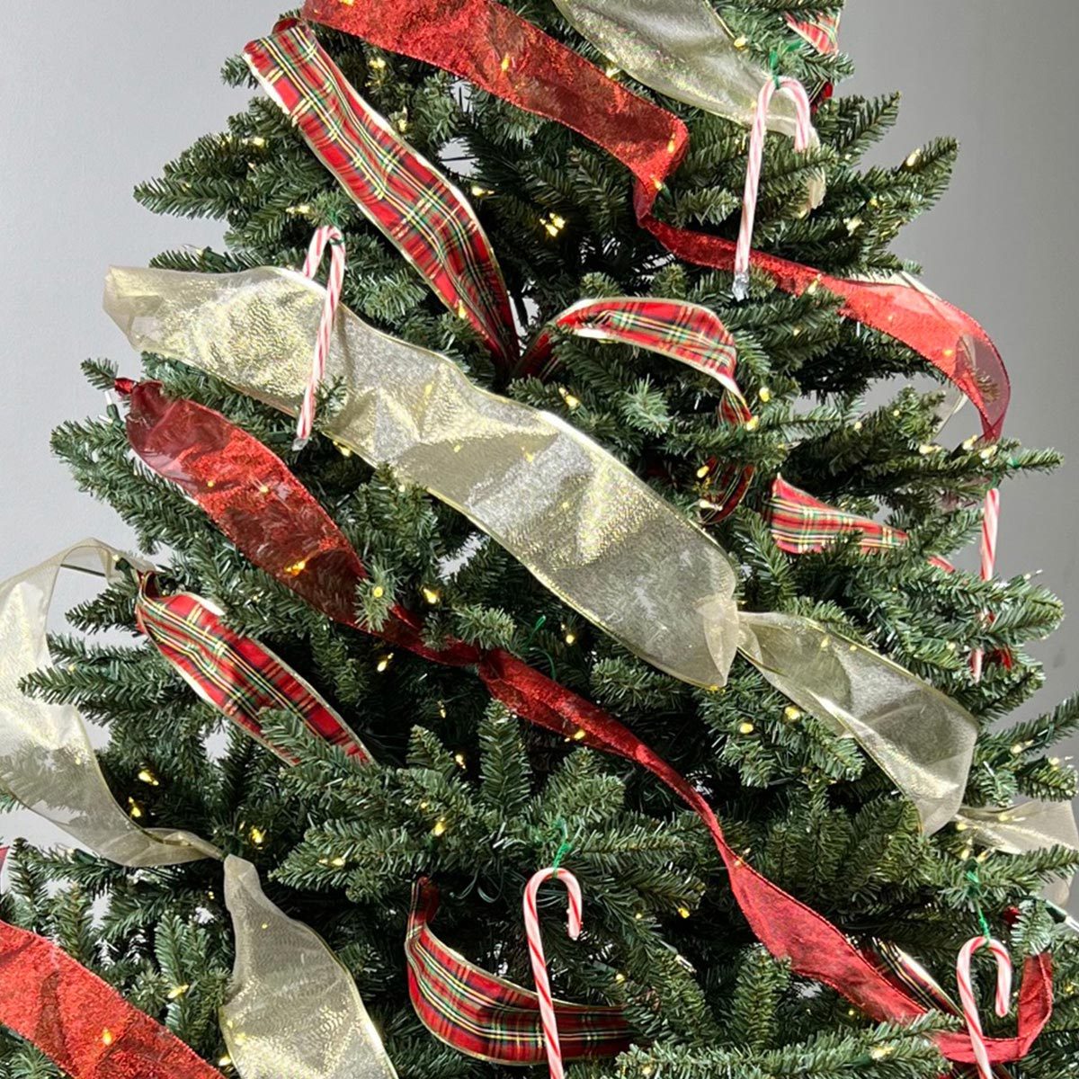 HOW TO PUT RIBBON ON A CHRISTMAS TREE