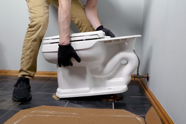 How To Replace A Toilet Fhmvs23 Mf 12 04 Removetoilet 6 Ssedit