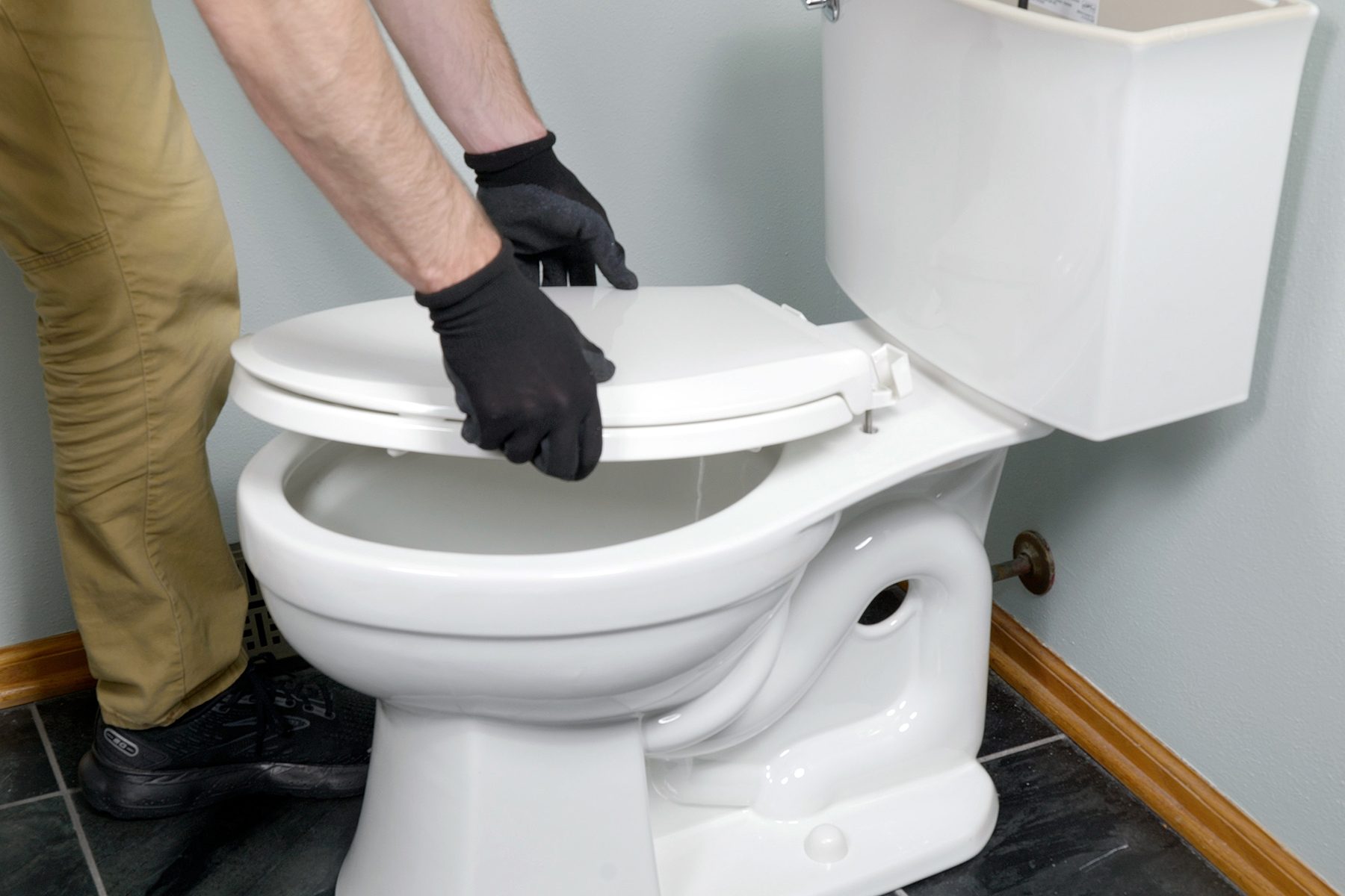 How To Replace A Toilet Fhmvs23 Mf 12 04 Replacetoilet 11