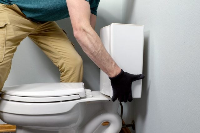 How To Replace A Toilet Fhmvs23 Mf 12 04 Replacetoilet 2 Ssedit