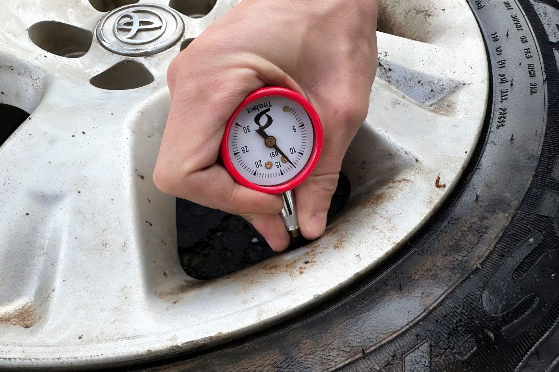 Checking the air in a tire through a tire pressure gauge