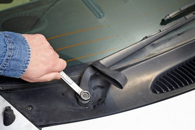 How To Replace Windshield Wipers And Wiper Arms Fh13jun 539 13 060 Ssedit