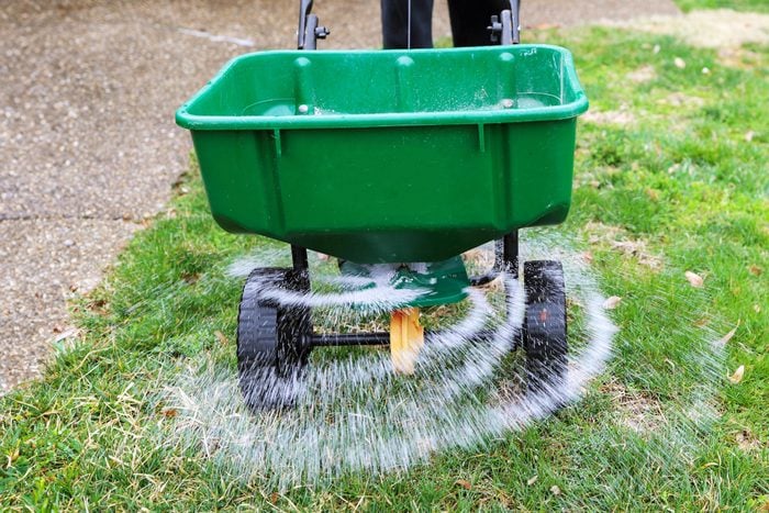 fertilizer spreader for grass