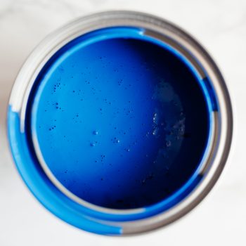 Metal tin with blue paint can freeze?